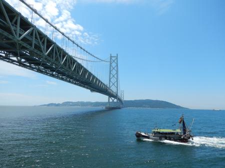 明石海峡大橋と漁船