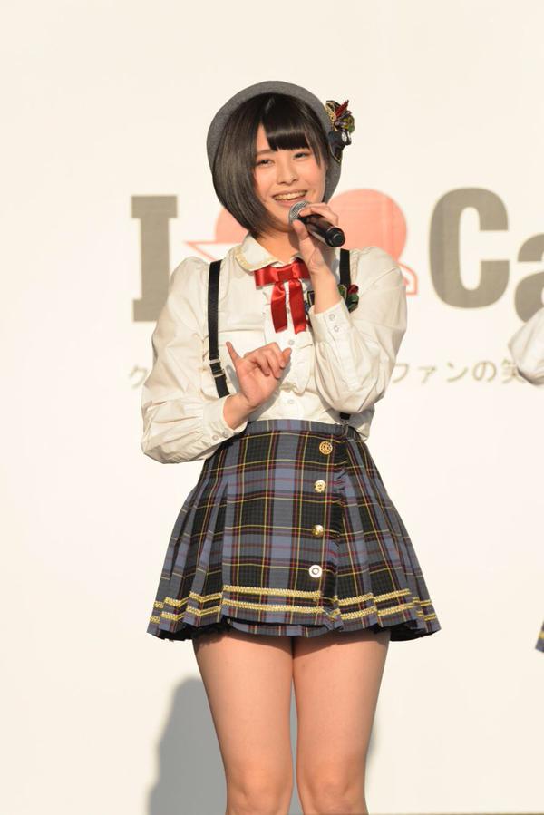 超ミニスカ衣装で太もも丸出しのAKB48・佐藤栞