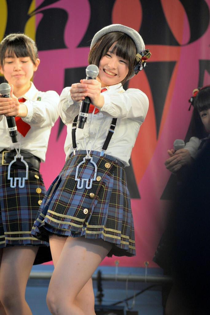 超ミニスカ衣装で太もも丸出しのAKB48・佐藤栞