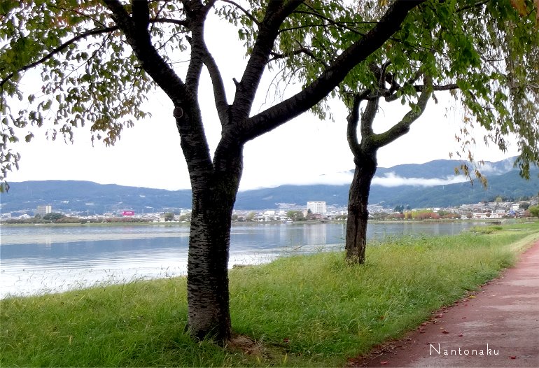 秋の始まりの頃の長野県諏訪市 雨上がりの諏訪湖