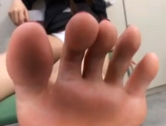 女の子が素足の足指をチュパチュパ吸いまくる足フェチ動画の脚フェチDVD画像3