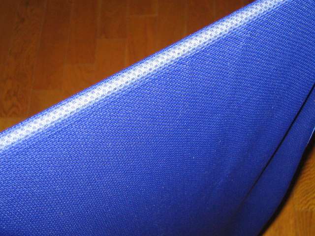 クールコアタオル ブルー COOLCORE SUPER COOLING TOWEL Color Blue 使い方 STEP 3 ： 約 3～5 秒ほど、強めに振る。生地温度が低下し、冷たくなる。タオルを振る時はまわりに人がいないことを確認しておくこと、タオルを振るときはタオルから水分が微量に飛び散るので気を付ける。