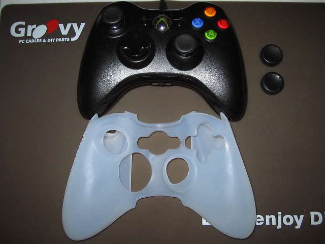 TitoSoy Xbox 360 シリコンコントローラーカバー ホワイト 装着作業、念のため事前にアタッチメントを外しておく