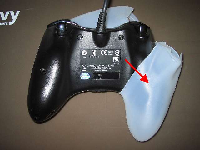 TitoSoy Xbox 360 シリコンコントローラーカバー ホワイト 装着作業、コントローラー持ち手左側からシリコンコントローラーカバーの中に入れて装着させる