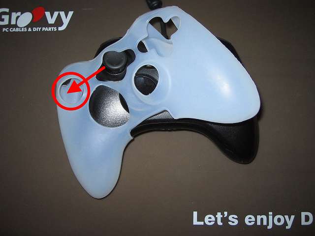 TitoSoy Xbox 360 シリコンコントローラーカバー ホワイト 装着作業、コントローラー左スティックをシリコンコントローラーカバーの穴（画像赤丸）に入るように調整しながら入れる