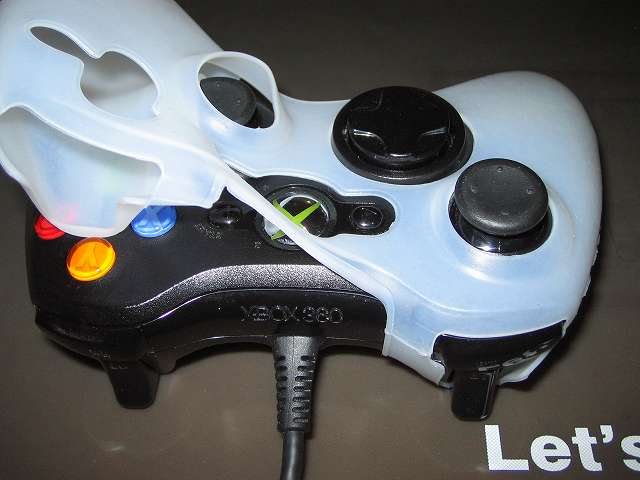 TitoSoy Xbox 360 シリコンコントローラーカバー ホワイト 装着作業、コントローラー持ち手左側シリコンコントローラーカバー装着完了