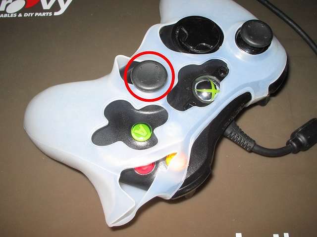 TitoSoy Xbox 360 シリコンコントローラーカバー ホワイト 装着作業、コントローラー右スティックをシリコンコントローラーカバーの穴（画像赤丸）に入るように調整しながら入れる
