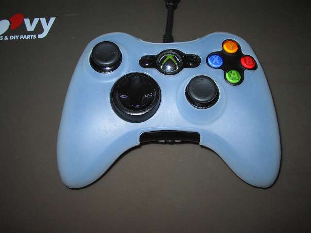 TitoSoy Xbox 360 シリコンコントローラーカバー ホワイト 装着作業、シリコンコントローラーカバーの装着が完了した Xbox 360 コントローラー（ブラック）