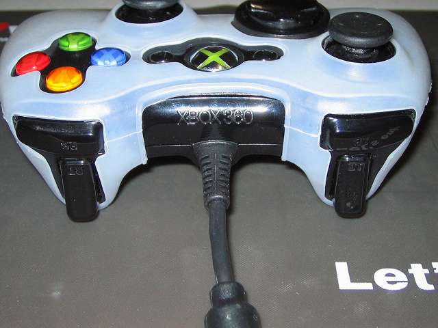 TitoSoy Xbox 360 シリコンコントローラーカバー ホワイト 装着作業、シリコンコントローラーカバーの装着が完了した Xbox 360 コントローラー（ブラック） L・R ボタン・トリガー、USB ケーブル側