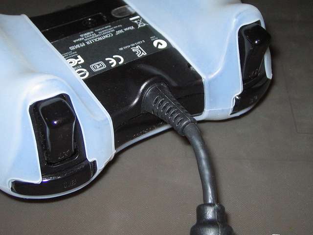 TitoSoy Xbox 360 シリコンコントローラーカバー ホワイト 装着作業、シリコンコントローラーカバーの装着が完了した Xbox 360 コントローラー（ブラック） L・R ボタン・トリガー、USB ケーブル側（本体裏側から撮影）