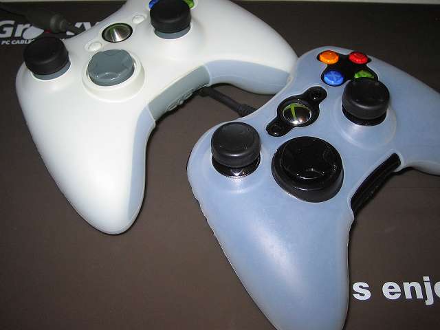 TitoSoy Xbox 360 シリコンコントローラーカバー ホワイト 装着作業、シリコンコントローラーカバーの装着が完了した Xbox 360 コントローラー（ブラック）と（ホワイト）