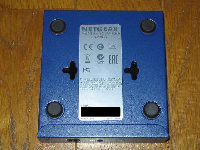 NETGEAR GS105-500JPS（GS105v5） 本体底面 壁掛け用の穴（2ヶ所）とシリアルNO記載ラベル