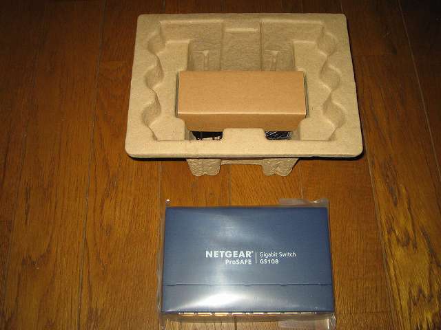 NETGEAR GS108-400JPS（GS108v4） 緩衝材から製品本体取り出し