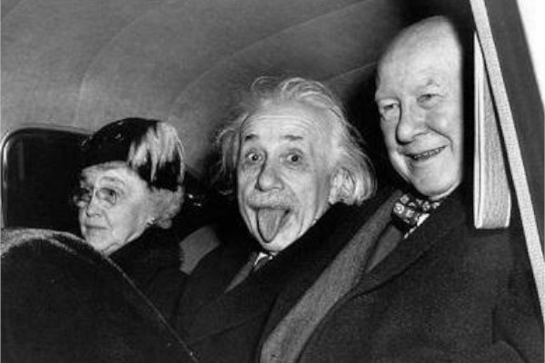 死後も稼ぎまくっている天才物理学者アインシュタイン