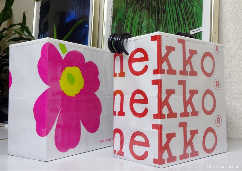 小さい方の　marimekko　ペーパーバッグ　UNIKKOとマリロゴ　３