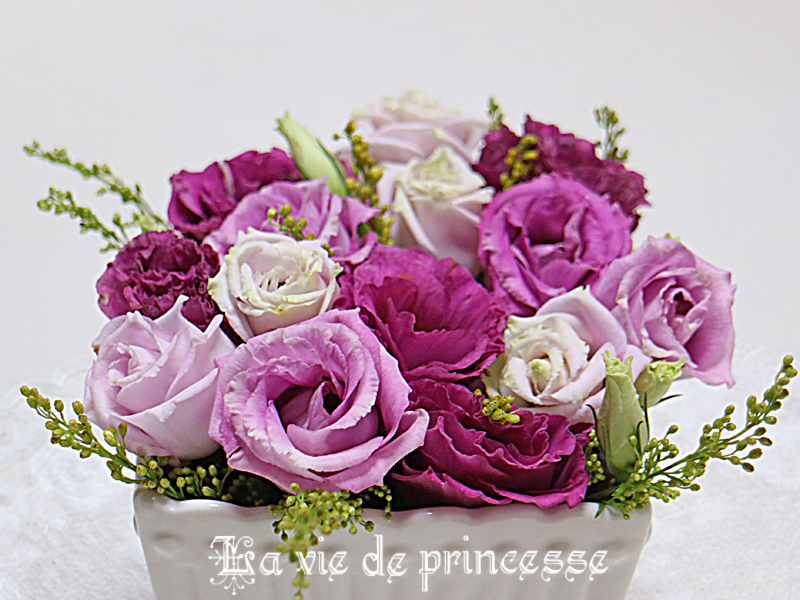 今週のテーブルのお花 赤紫 ピンク ホワイトのトルコキキョウ 薔薇の蕾みたいに可愛い La Vie De Princesse