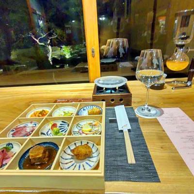 ゆがわら風雅の夕食セッティング　前菜小箱　畑・海・山の皿とワイングラスで提供された日本酒