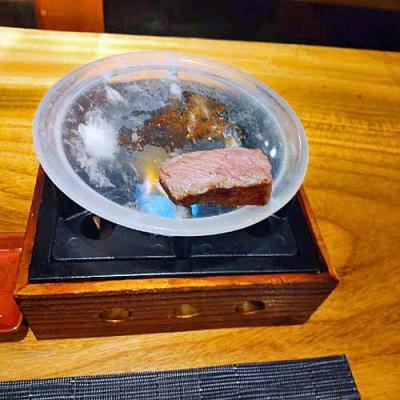 雅コースの肉料理　国産牛のステーキを鉄板で炙って