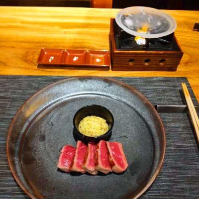 雅コースの肉料理　国産牛のステーキ肉と炙り用の鉄板と3種の塩