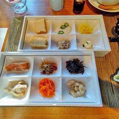 ゆがわら風雅の朝食の畑・山・海・洋の3種類4列のプレートに盛られたご飯のお供トップ画像