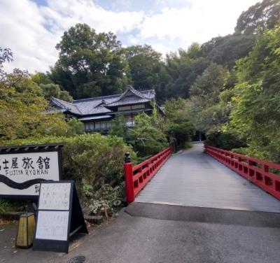 鰻の看板右側の富士屋旅館に続く橋と少し見える旧館