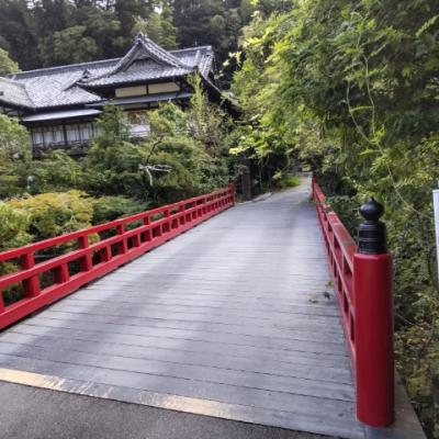 富士屋旅館に続く赤い欄間の富士屋橋
