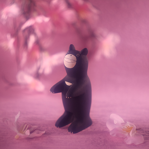 ツバキアキラが撮った、木彫りの熊さん。桜の中で、笑っている熊さん。