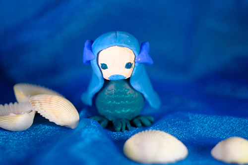 ツバキアキラが粘土で作って撮ったアマビエの人形の写真。