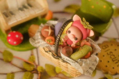 ツバキアキラが撮ったブタちゃんの写真。お野菜に囲まれて、お部屋の中でまったりしている可愛いブタちゃん。キノコもあるよ。