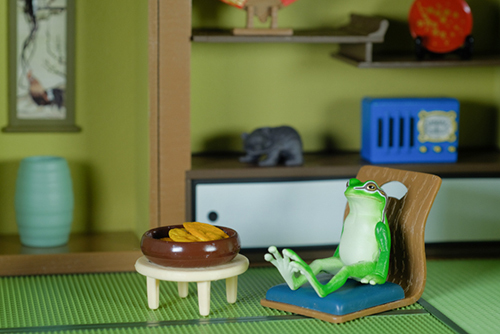 ツバキアキラが撮った、ガチャガチャ、奇譚クラブ・座る蛙。和室で、ぼんやりしている蛙さん。