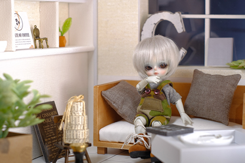 WITHDOLL、Happy Ending Story - Wolf Rudyのルディと、WITHDOLL、Halloween Limited Edition / Black Cat / Butler Pookyのキオ。オシャレなドールハウスで、楽しそうに過ごしています。