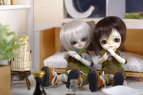 WITHDOLL、Happy Ending Story - Wolf Rudyのルディと、WITHDOLL、Halloween Limited Edition / Black Cat / Butler Pookyのキオ。オシャレなドールハウスで、楽しそうに過ごしています。