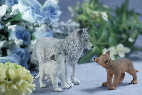 ツバキアキラが撮ったSchleich・オオカミの親子の写真。お花の中で仲良くくつろいでいる。