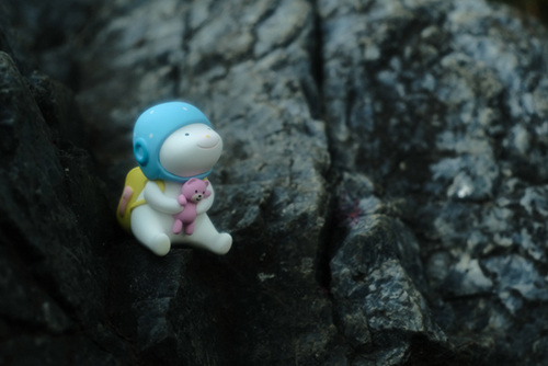 ツバキアキラが撮った、F.UN x REPOLAR　エモーションシリーズ。岩の上に座っているのだけれど、宙に浮いているようにも見えるREPOLAR。