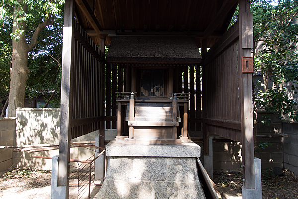 大高山神社覆殿と茅葺き屋根の社