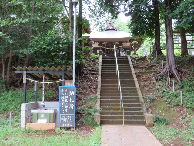 白鳥神社の参道１