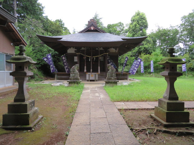 白鳥神社の拝殿・本殿１