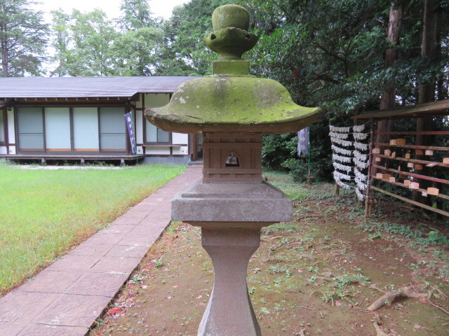 白鳥神社の石灯籠２