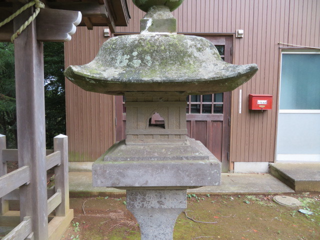 白鳥神社の石灯籠１