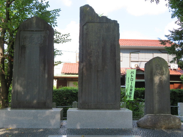 登戸稲荷神社の忠魂碑１
