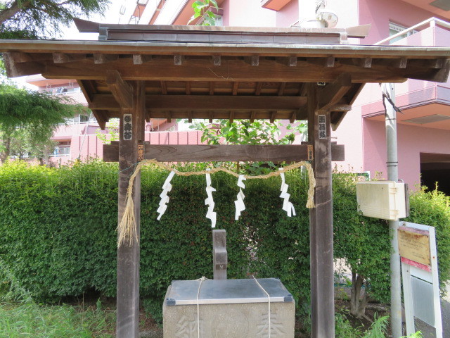 市ヶ尾杉山神社の手水舎２