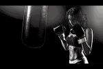 ボクシング姿で戦う女性の画像
