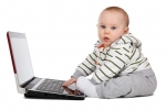 赤ちゃんがパソコンでカウンセリングする姿の写真