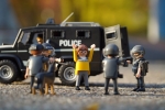 悪者が警察に検挙される人形劇の写真