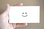 笑顔が描かれたシンプルなカード