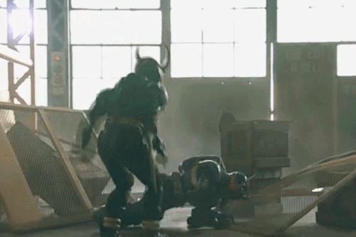 警察ヒーロー、仮面ライダーG3がギルスにやられてマスク破壊。