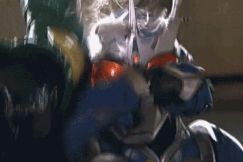 警察ヒーロー、仮面ライダーG3がギルスにやられて、マスクを破壊される。割れ面。。