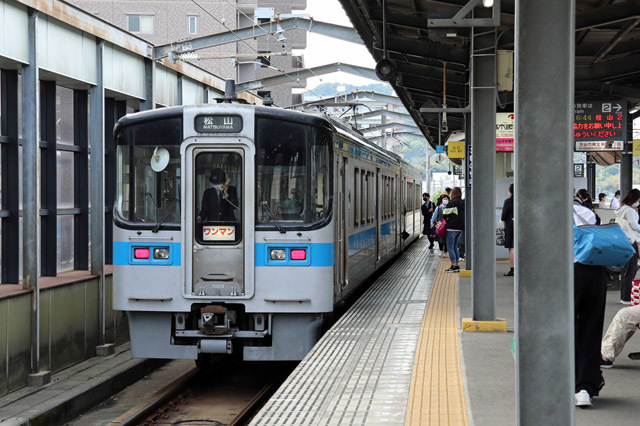 松山行き7000系普通列車