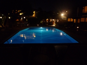 夜のプール（泳げません）